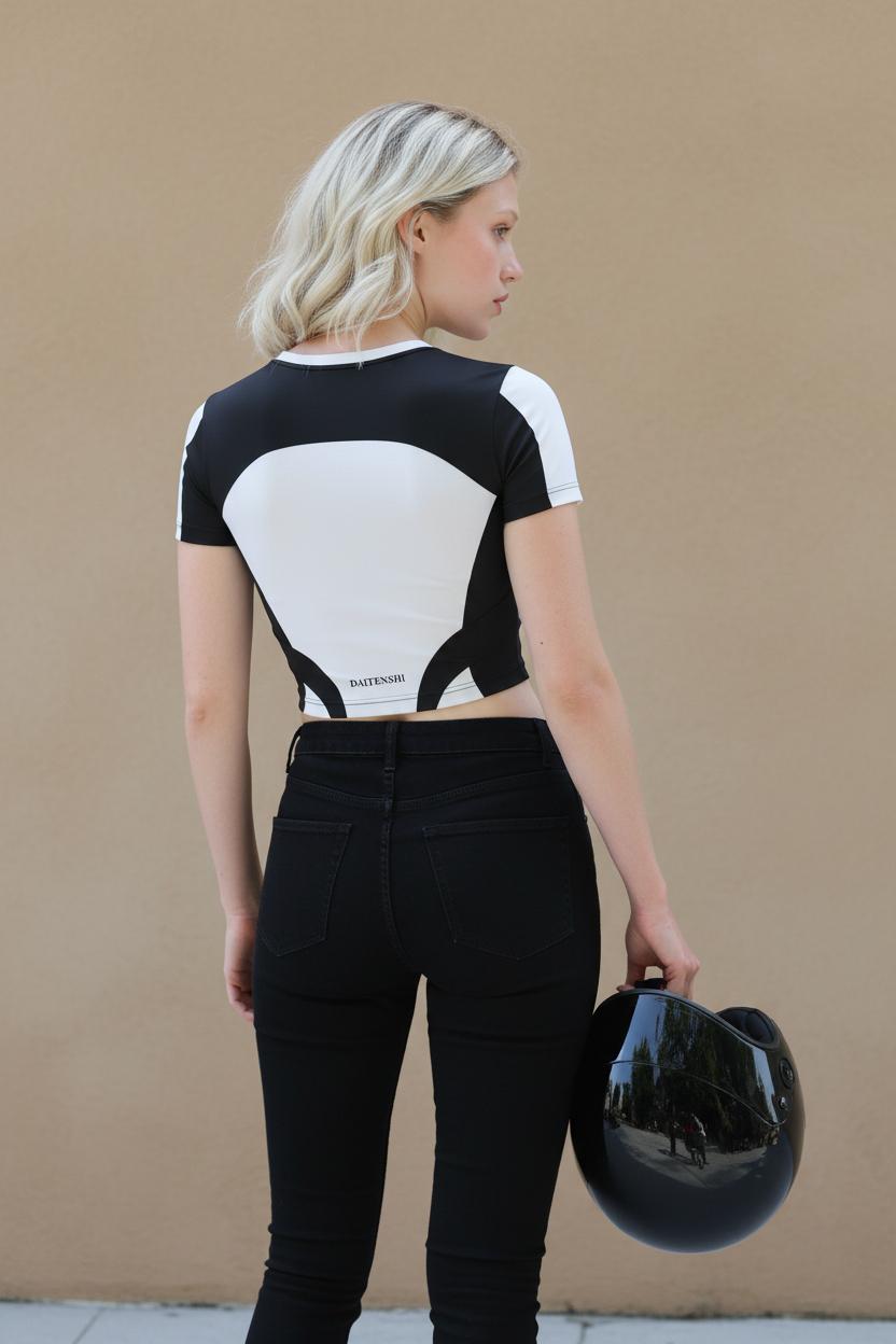 Crop top noir et blanc en spandex et elasthane avec effet super héros DAITENSHI.