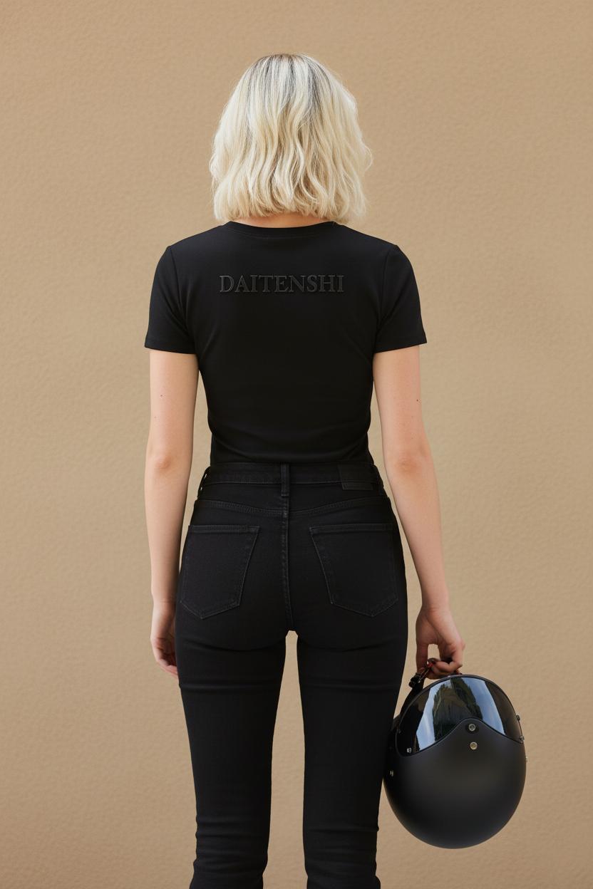 T-shirt noir en coton avec ajouré au centre du buste. Logo et nom DAITENSHI brodé.