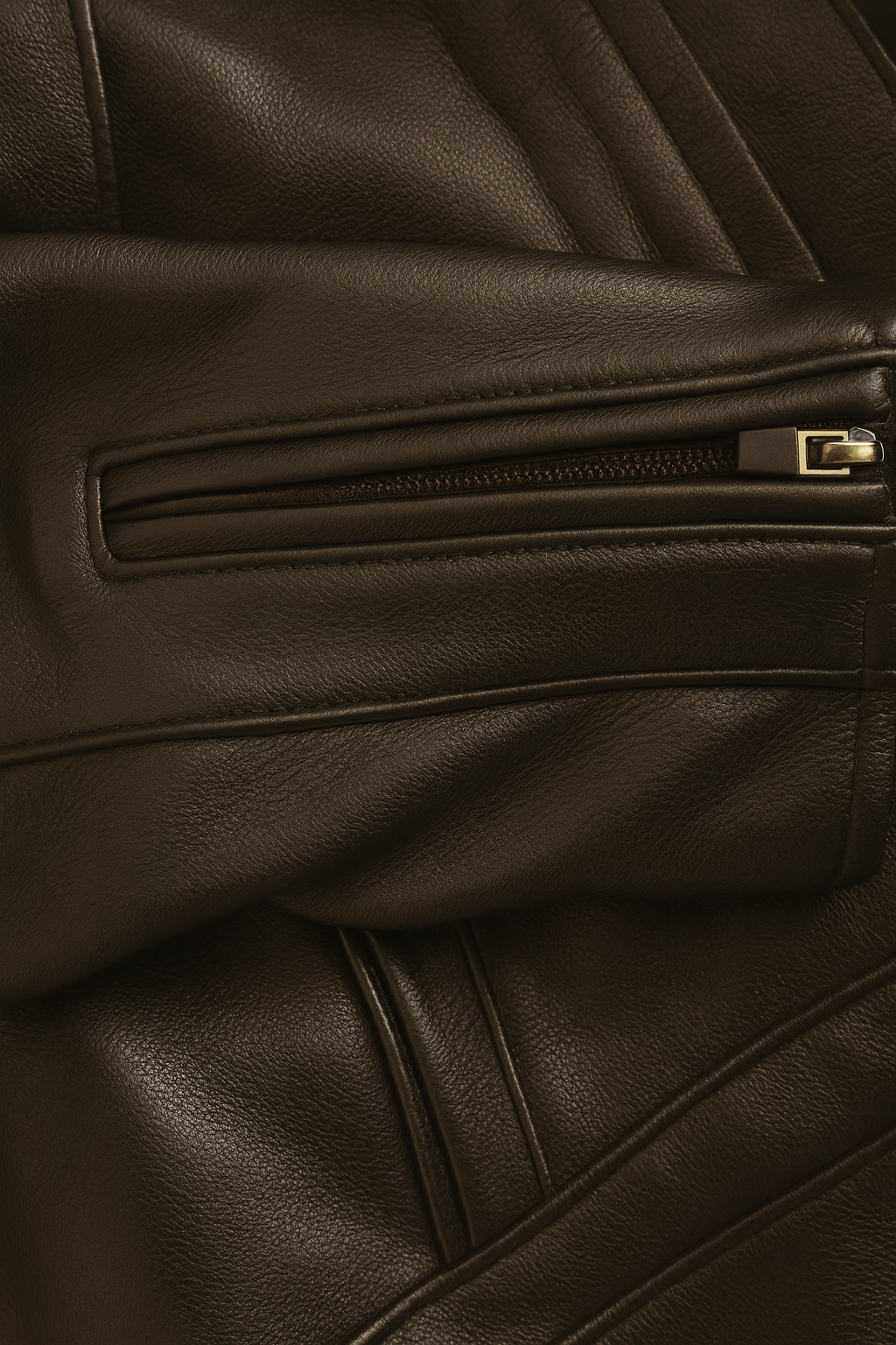 Hachiman sleeves have zippers in order to have more ease around the wrists.